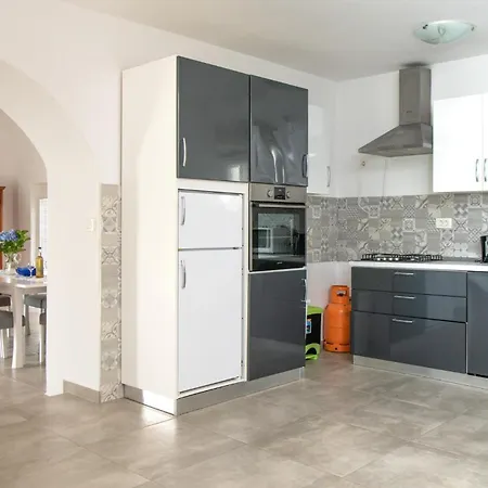 Holiday home Lovely In Ruzici With Outdoor Swimming Pool *